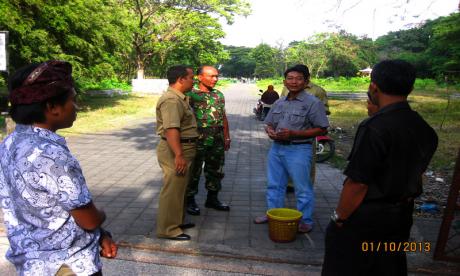 BUANG SAMPAH DIAREAL SETRA, AWAK BUS PARIWISATA DIBINA TIM KEBERSIHAN KELURAHAN PEMECUTAN