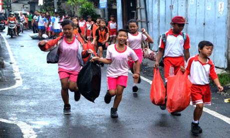 RATUSAN SISWA SUSUR SAMPAH SAMBUT HUT KOTA DENPASAR