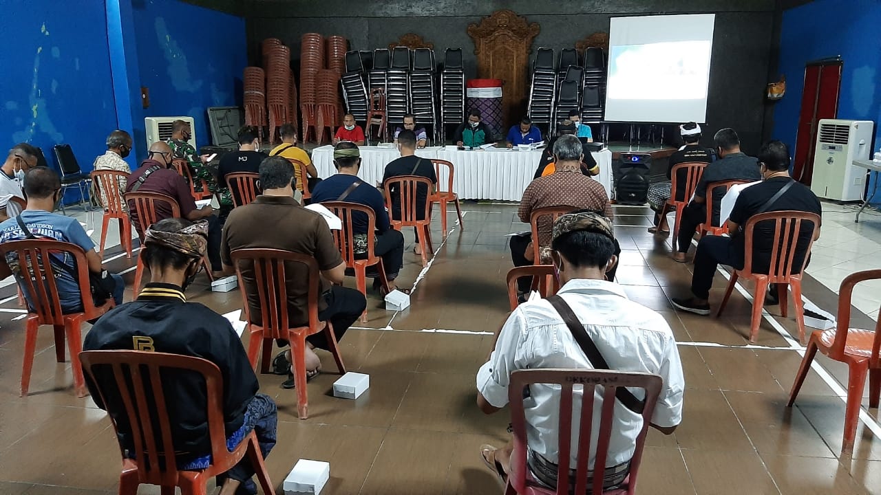 Rapat Persiapan Pelaksanaan Pembatasan Kegiatan Masyarakat ( PKM ) di Kelurahan Pemecutan 